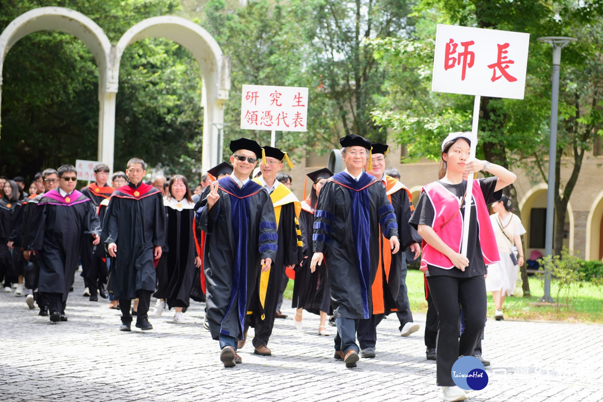 中原大學第66屆畢業典禮登場,師生校園巡禮。