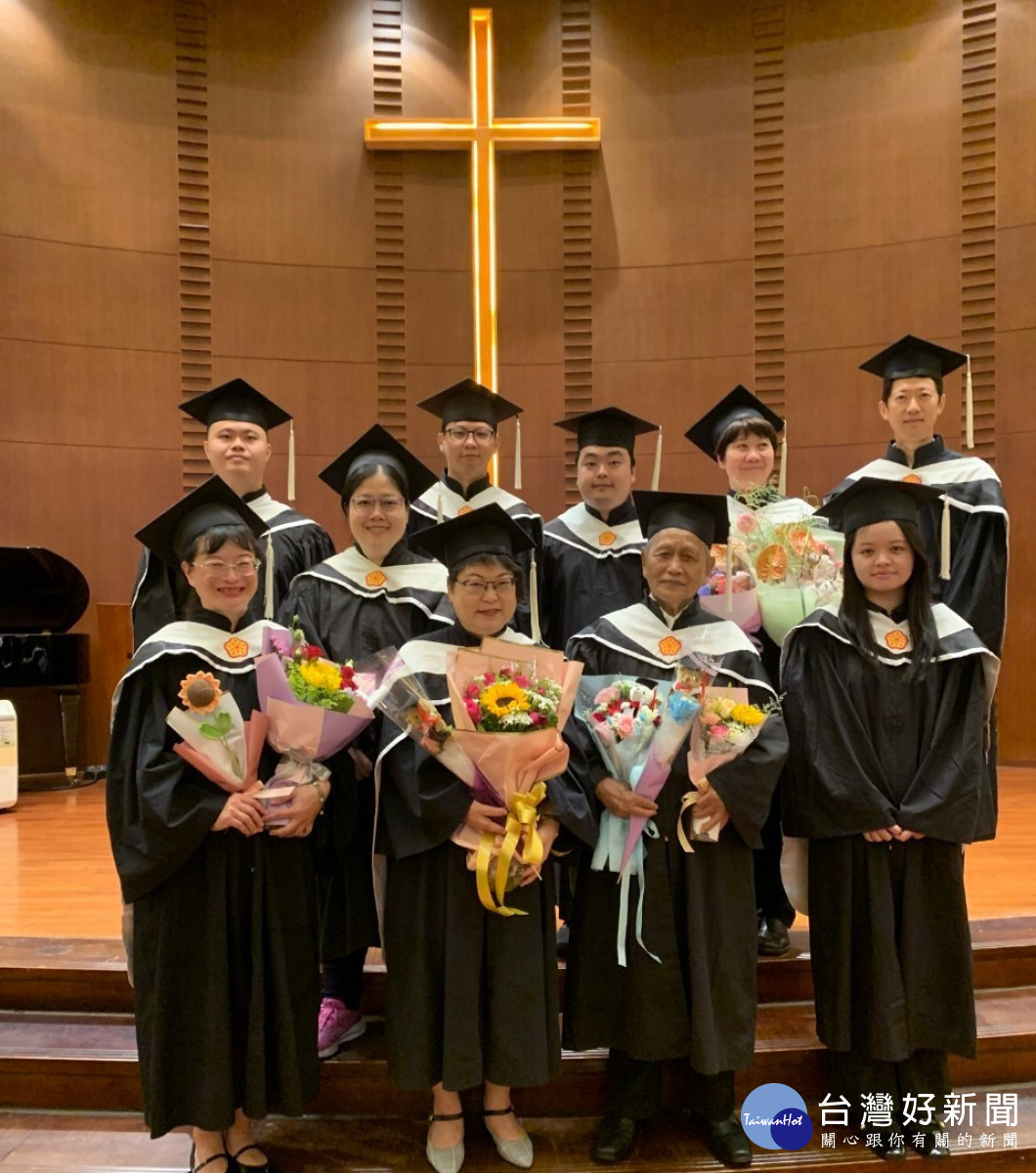 中原大學最高齡畢業生周義祥(前排右二),年近90取得碩士學位,終生學習精神令人欽佩。