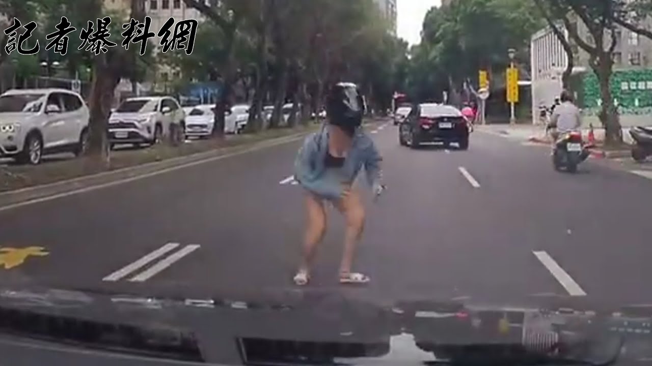 ▲台北市1名熱褲辣妹日前無視車流逆向闖入車道撿拾手機。（翻攝畫面）