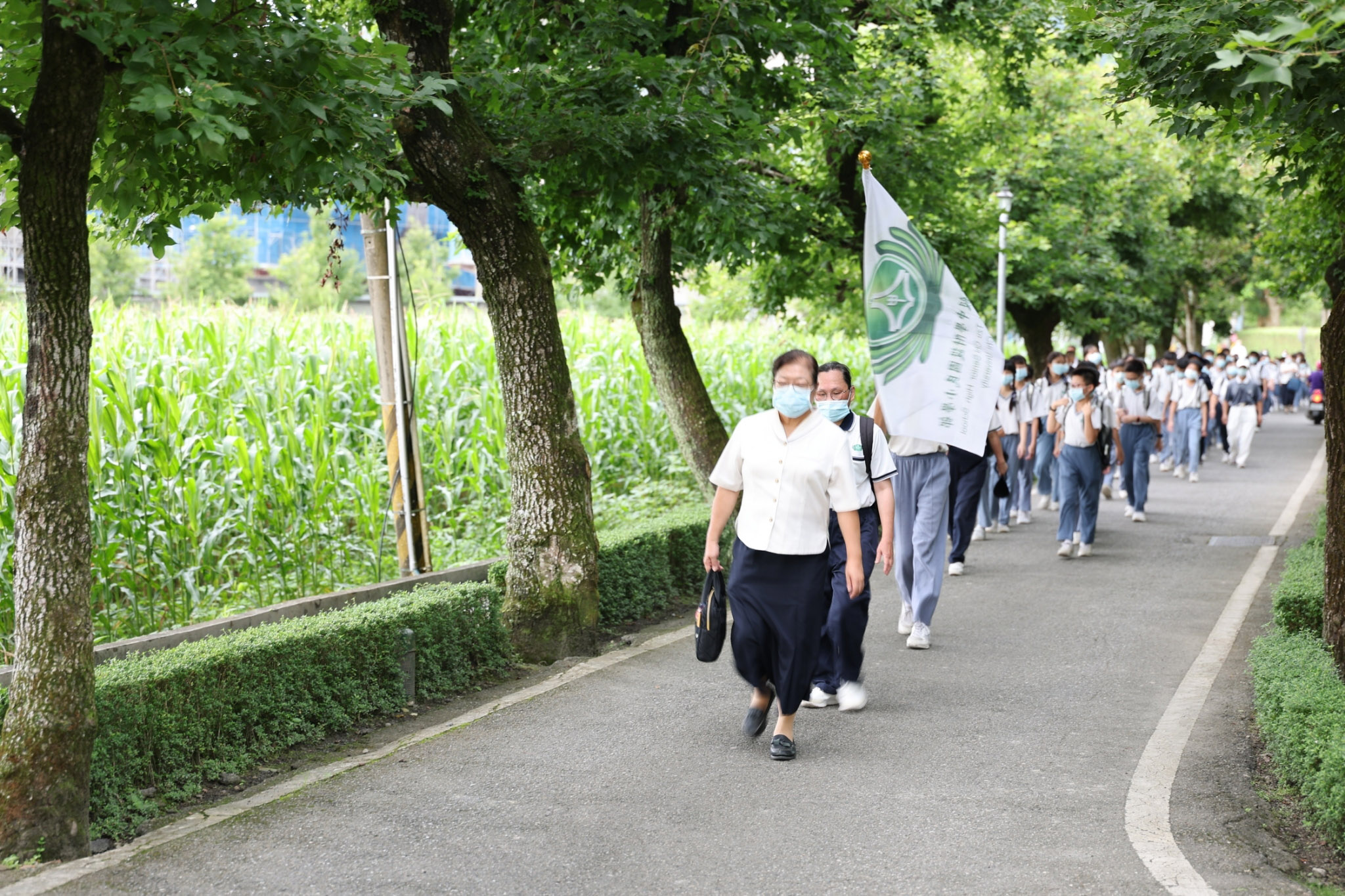 慈大附小第二十三屆89位畢業生,在校長李玲惠的帶領下,帶著感恩的心情,迎著晨曦。