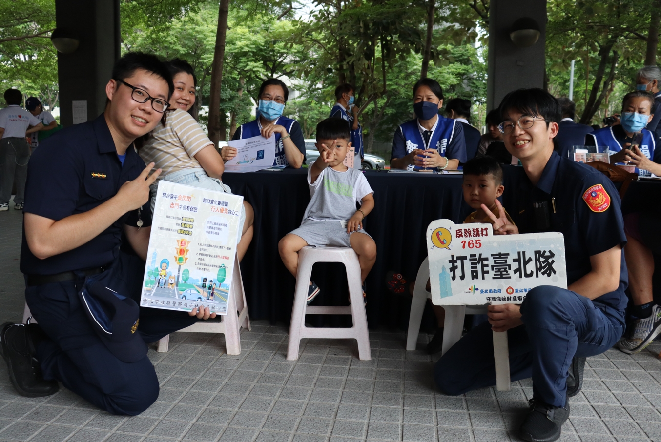 在現場向民眾宣傳反詐騙的士林分局兩位年輕警員，也在執行勤務前加入建檔，以實際行動帶動更多人。