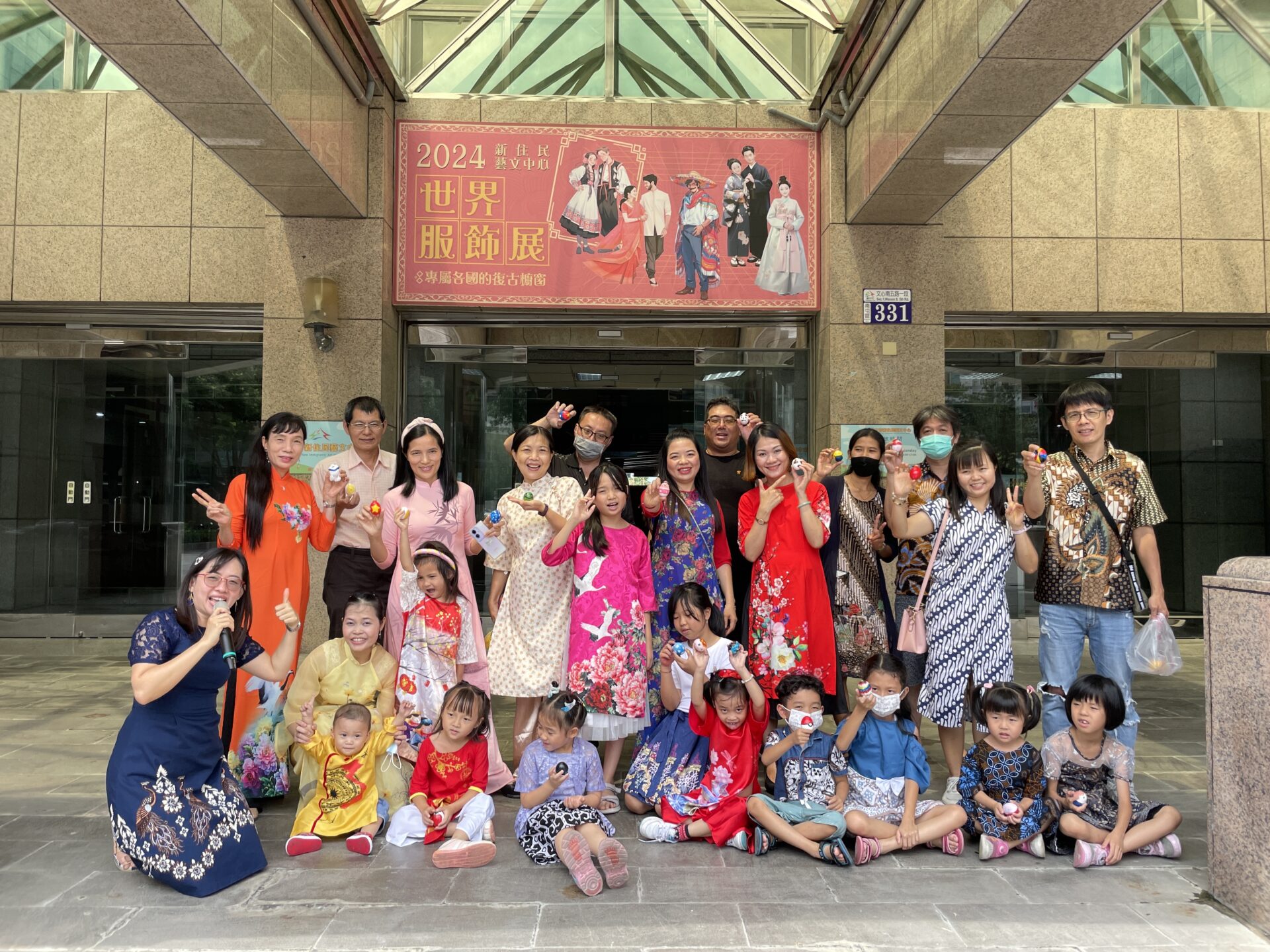 促進多元文化融合！  中市府邀新住民體驗彩繪立蛋、穿傳統服飾走秀