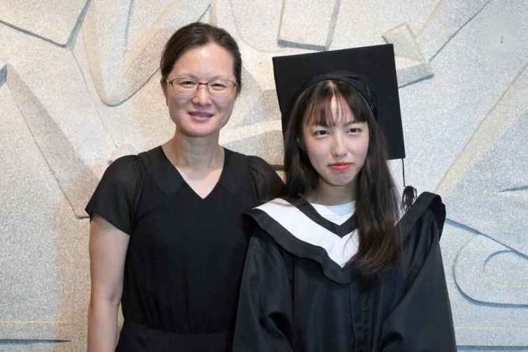 ▲大葉大學護理學系王雅容主任(左)肯定吳佳真同學(右)的表現。（大葉大學提供）