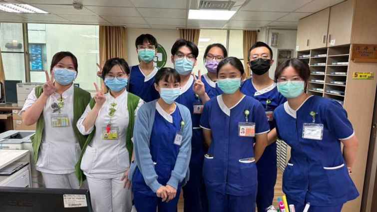▲大葉大學護理學系大四生吳佳真(前排中)實習表現優異。（大葉大學提供）