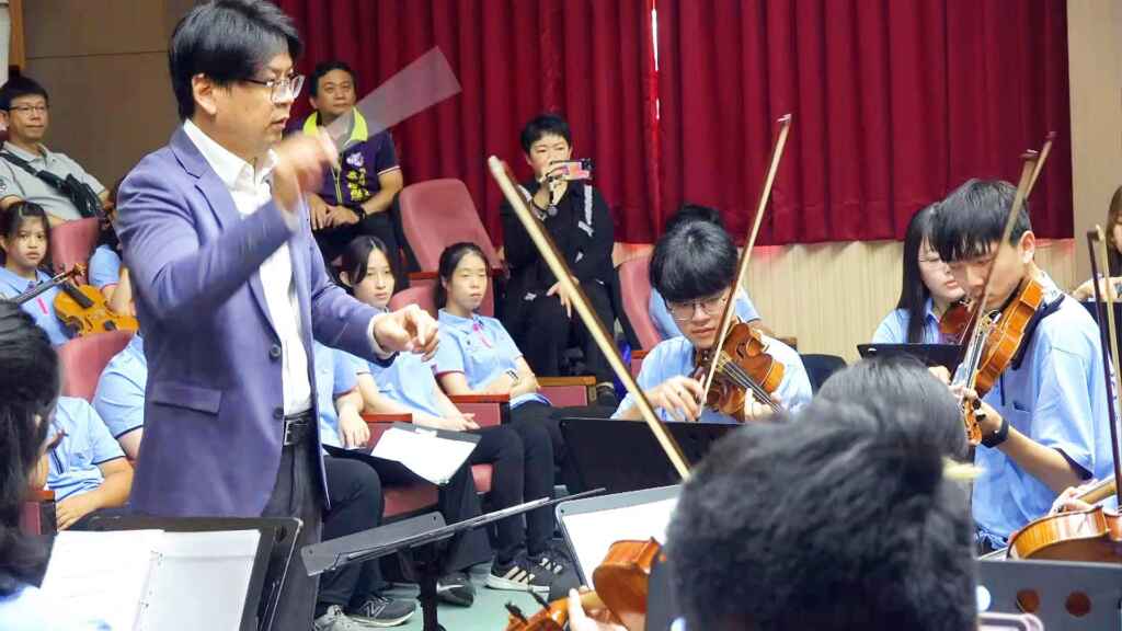 ▲彰化縣青少年管弦樂團將參加2024維也納國際青少年音樂節演出,今天在南郭國小演藝廳舉行授旗儀式,開場由樂團團員演奏國內作曲家李佳盈的知名民謠組曲,悠揚的樂音讓現場嘉賓陶醉其中。(記者林明佑攝)