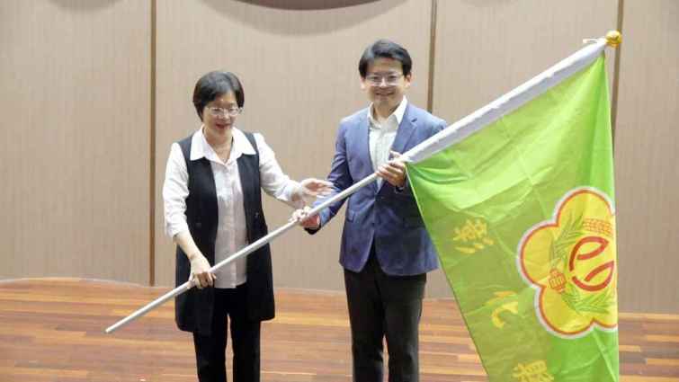 ▲彰化縣長王惠美為青少年管弦樂團行前授旗並勉勵團員，由指揮莊凱圍代表接受。（記者林明佑攝）