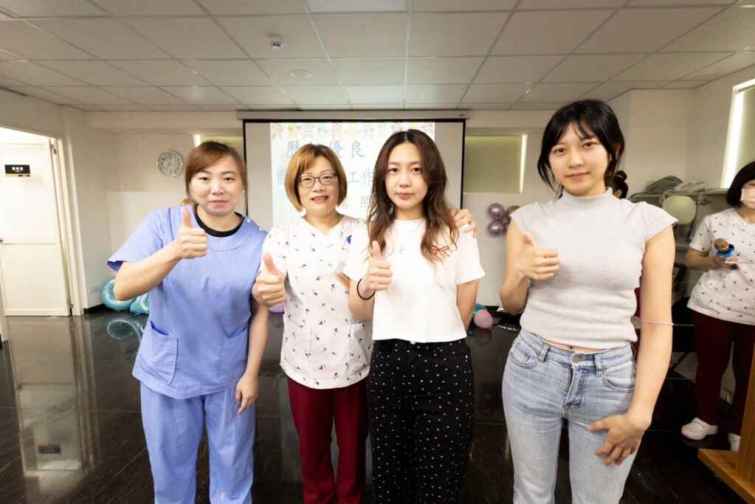 ▲宏仁醫院照服員江瑩軒(右一)、游宛儒(右二)、蕭政鵑(左一)都積極準備成為護理師。（員林宏仁醫院提供）