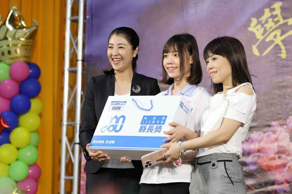 ▲南投縣長獎聯合頒獎典禮,許淑華親自頒獎430位獲獎同學。(記者張玉泰翻攝)