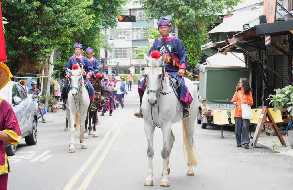 ▲北台中城隍廟動員志工扮捕快、獄卒、馬隊、囚車、各式刑具等跟著出巡。(記者張學宜翻攝)