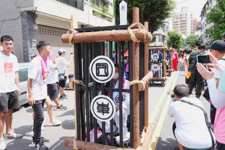 ▲北台中城隍廟動員志工扮捕快、獄卒、馬隊、囚車、各式刑具等跟著出巡。（記者張學宜翻攝）