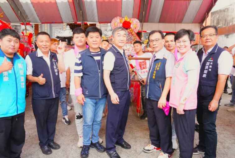 ▲台中副市長黃國榮恭送城隍爺出巡。（記者張學宜翻攝）