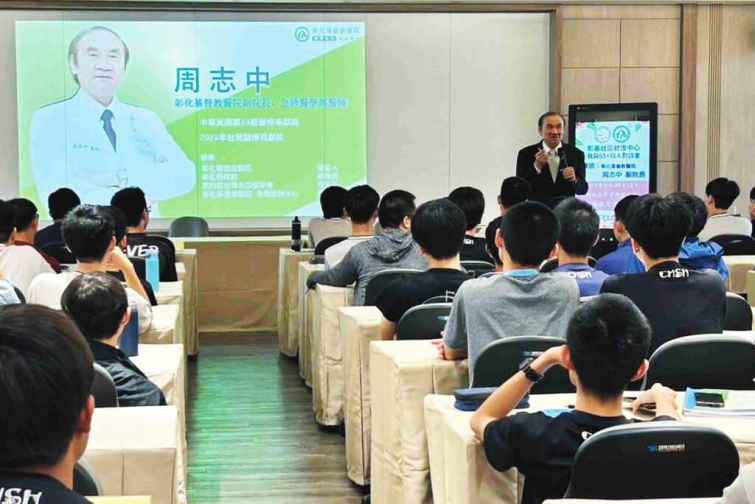 ▲周志中副院長也是彰中校友，常到學校跟孩子座談，讓孩子瞭解自己是否適合從事醫療相關工作。（彰中資料照片）