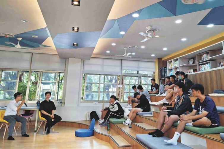 ▲陳良誠（左一）、林禹翰（左二）二位醫師，前往彰中進行「校外專家指導小組」牙醫學系講座。（彰中資料照片）