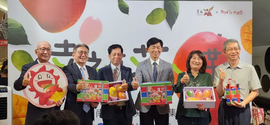 6月16日下午在板橋大遠百B1綠洲區舉行臺南芒果一日快閃市集,現場提供消費滿額抽獎、芒果試吃