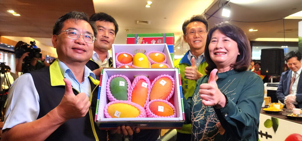6月16日下午在板橋大遠百B1綠洲區舉行臺南芒果一日快閃市集,現場提供消費滿額抽獎、芒果試吃