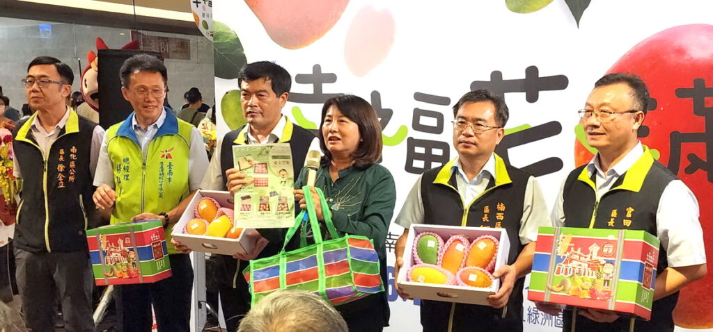 6月16日下午在板橋大遠百B1綠洲區舉行臺南芒果一日快閃市集,現場提供消費滿額抽獎、芒果試吃