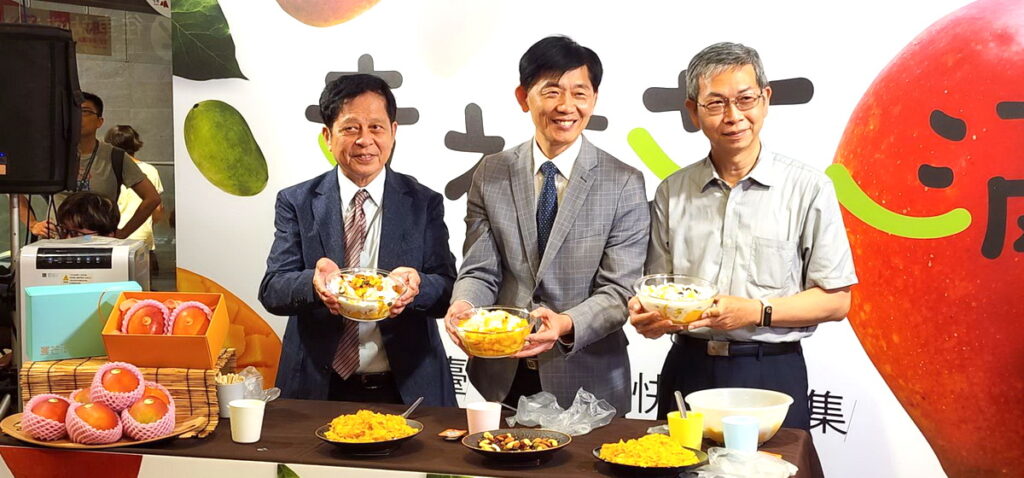 6月16日下午在板橋大遠百B1綠洲區舉行臺南芒果一日快閃市集,現場提供消費滿額抽獎、芒果試吃