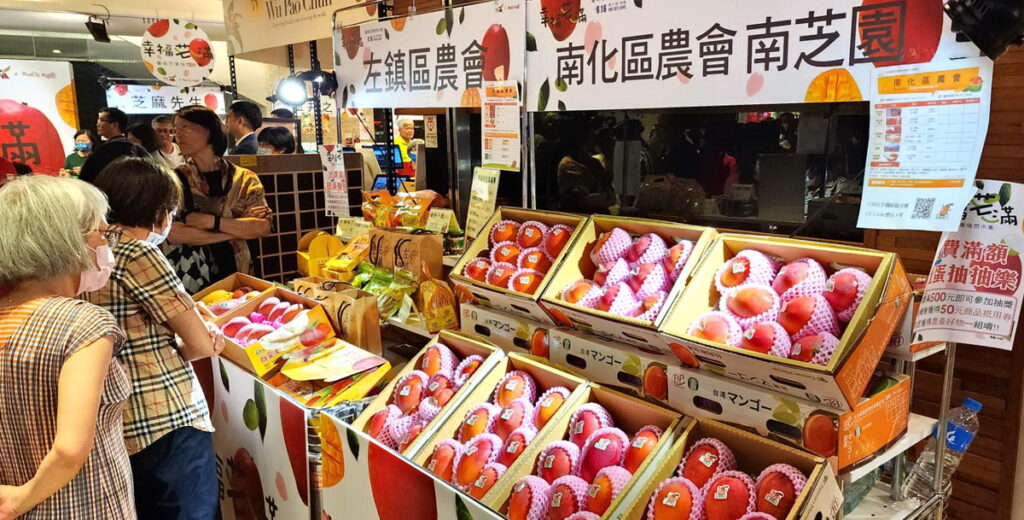 6月16日下午在板橋大遠百B1綠洲區舉行臺南芒果一日快閃市集,現場提供消費滿額抽獎、芒果試吃