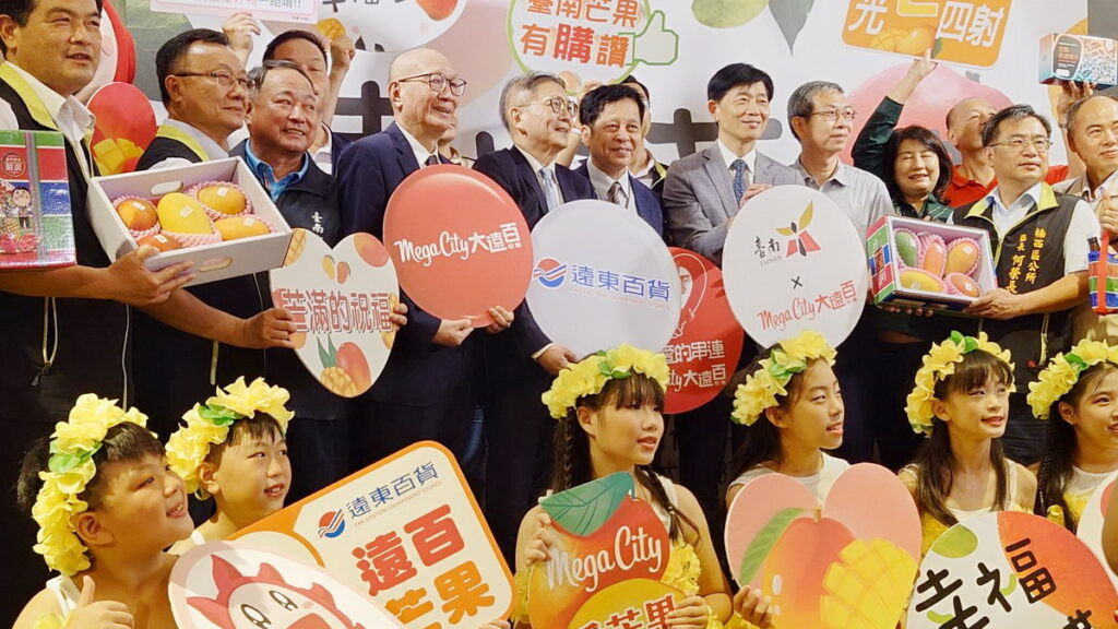 6月16日下午在板橋大遠百B1綠洲區舉行臺南芒果一日快閃市集,現場提供消費滿額抽獎、芒果試吃