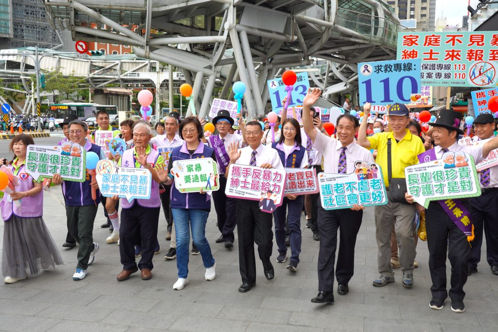 紳士協會街頭宣導,串起關懷長者意識,也象徵113年新北市護老反暴宣導啟動。(圖/新北市政府提供).