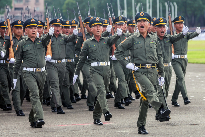 黃埔百年校慶16日上午在陸軍官校舉行,陸軍官校校友連踢正步經過觀禮台。圖/中央社