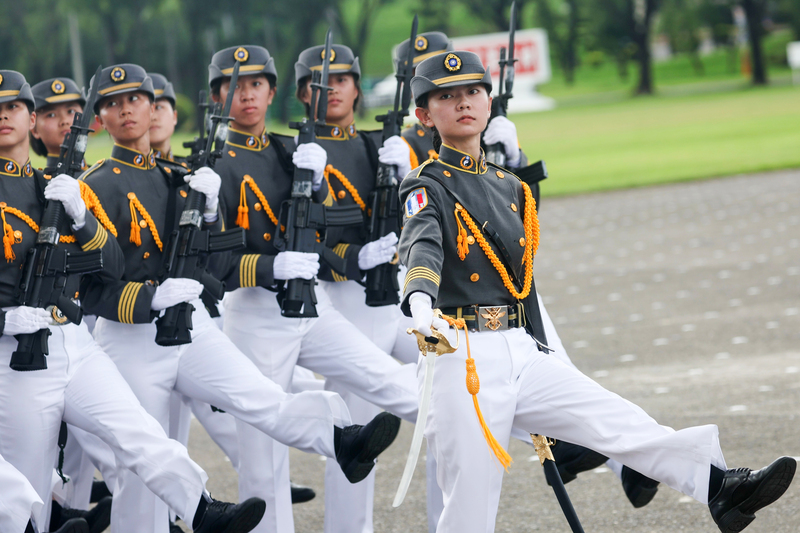 國防大學女性官校生組成2個正步連參與「踢正步」,經過觀禮台。圖/中央社