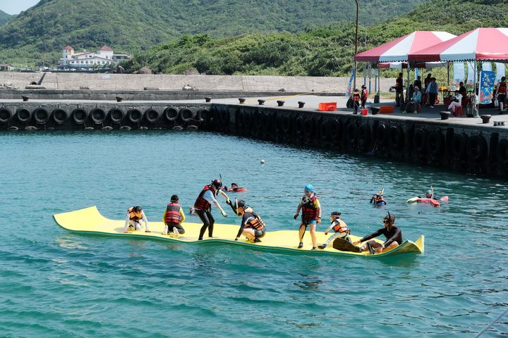 邀請遊客參與水上遊憩活動。 圖:新北市政府漁業及漁港事業管理處/提供
