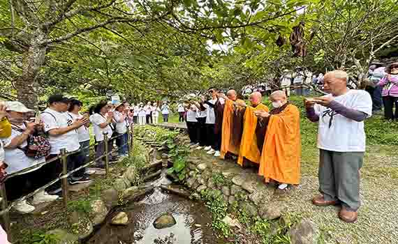 為生態添生機 靈鷲山寂光寺龍潭湖放流鯝魚苗