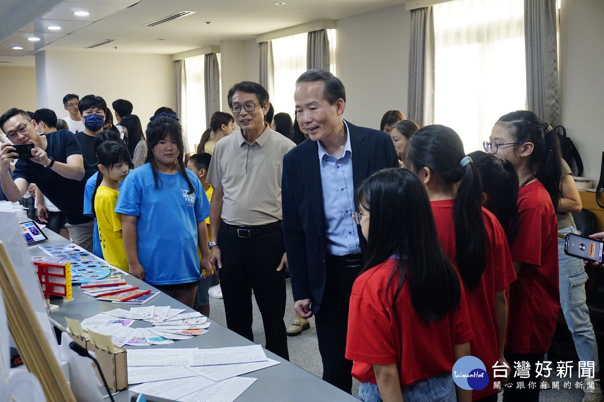 桃園市府教育局長劉仲成參觀大小朋友們的暑假作業。<br /><br /> 