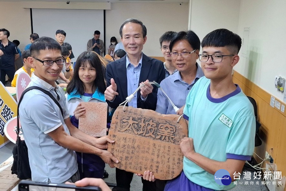 桃園市府教育局長劉仲成參觀大小朋友們的暑假作業。<br /><br /> 