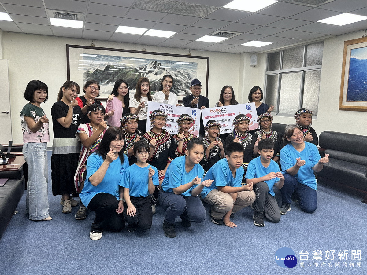 兩校學生出席捐款活動。(記者扶小萍攝)