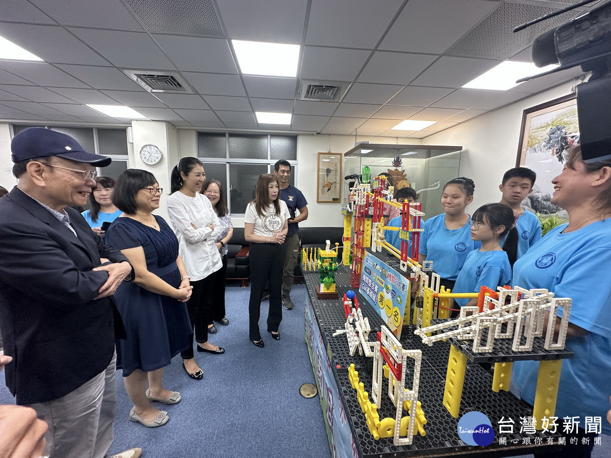 至誠學童向來賓介紹獲獎的氣壓水動裝置。(記者扶小萍攝)