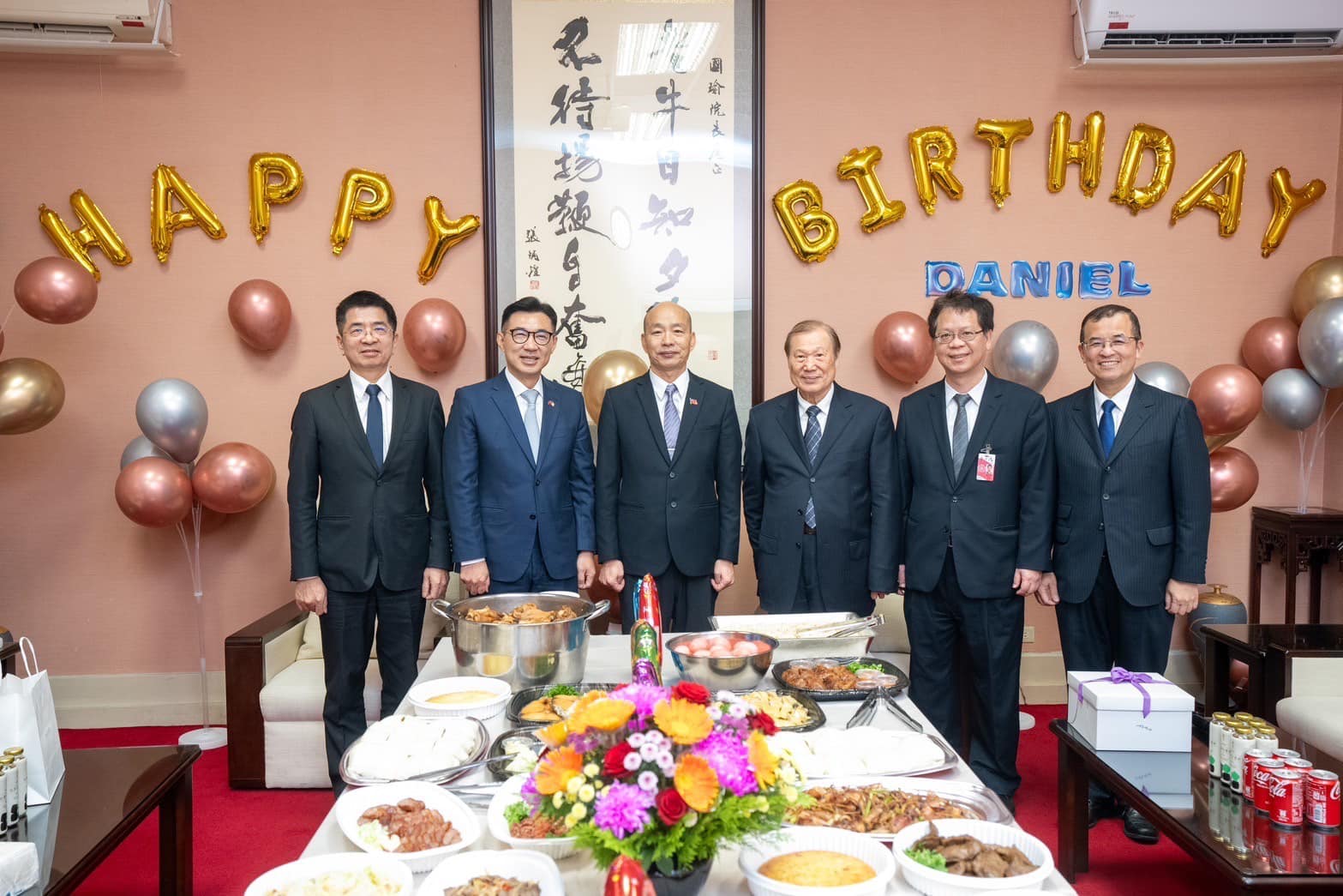 立法院長韓國瑜今天67歲生日,開心分享同仁幫他慶生的照片。翻攝韓國瑜臉書