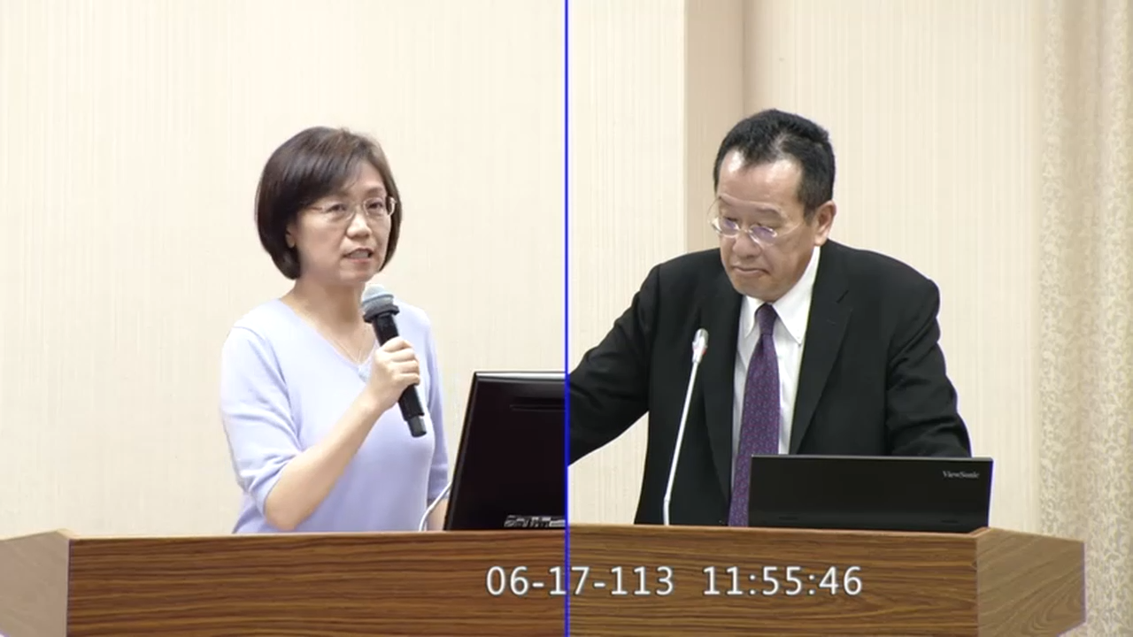 立委翁曉玲(左)今在立法院質詢國防部長顧立雄(右),秀出秋海棠地圖再度引發爭議。翻攝立法院議事轉播