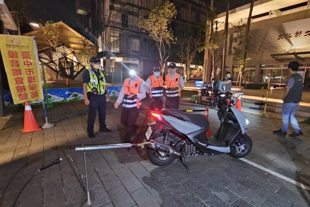 ▲圖說:中市警第三分局實施「環警監聯合稽查」專案勤務,共開出13張罰單 (圖/台中市政府提供)