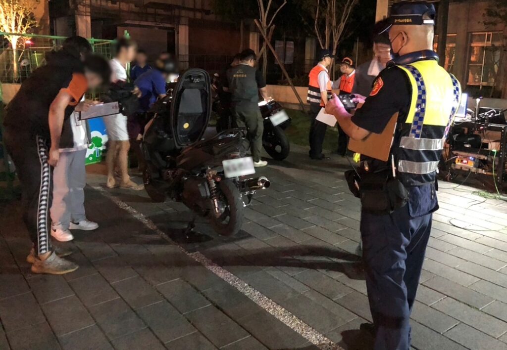 ▲圖說:警方攔獲噪音量高達110分貝的改裝機車,並當場開單處罰 (圖/台中市政府提供)