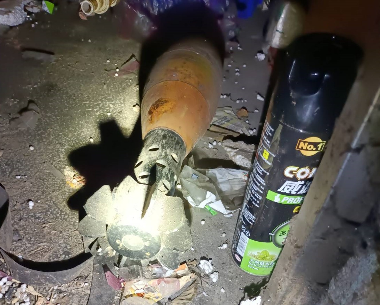 ▲樹林1名男子整理住家梯間儲藏室驚見未爆彈。(翻攝畫面)