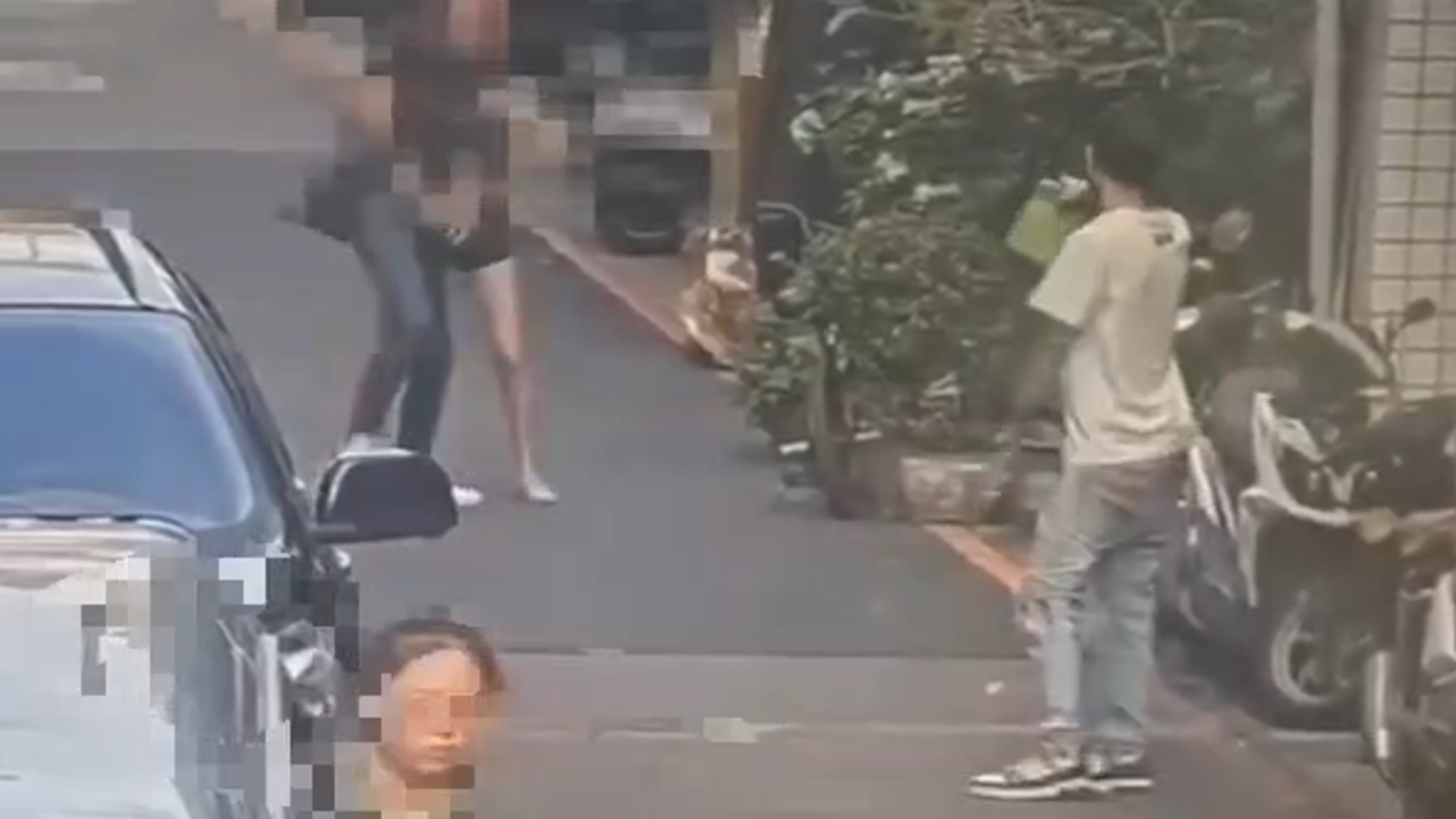 ▲陳女見李男當街開槍掃射民宅失控行為，連忙抱住李男阻止其脫序行為。（翻攝畫面）