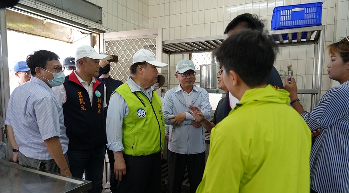 府會下鄉考察澎南地區 陳光復關心漁民、學童需求和健康