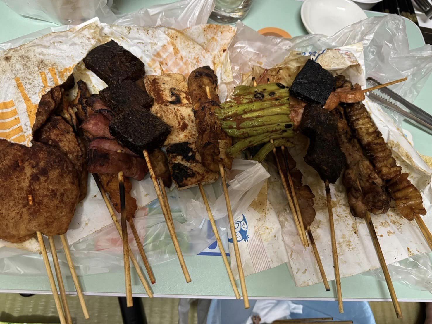 ▲網友指出到高雄六合夜市購買燒烤全部嚴重烤焦(圖:記者 陳宜汶 翻攝)