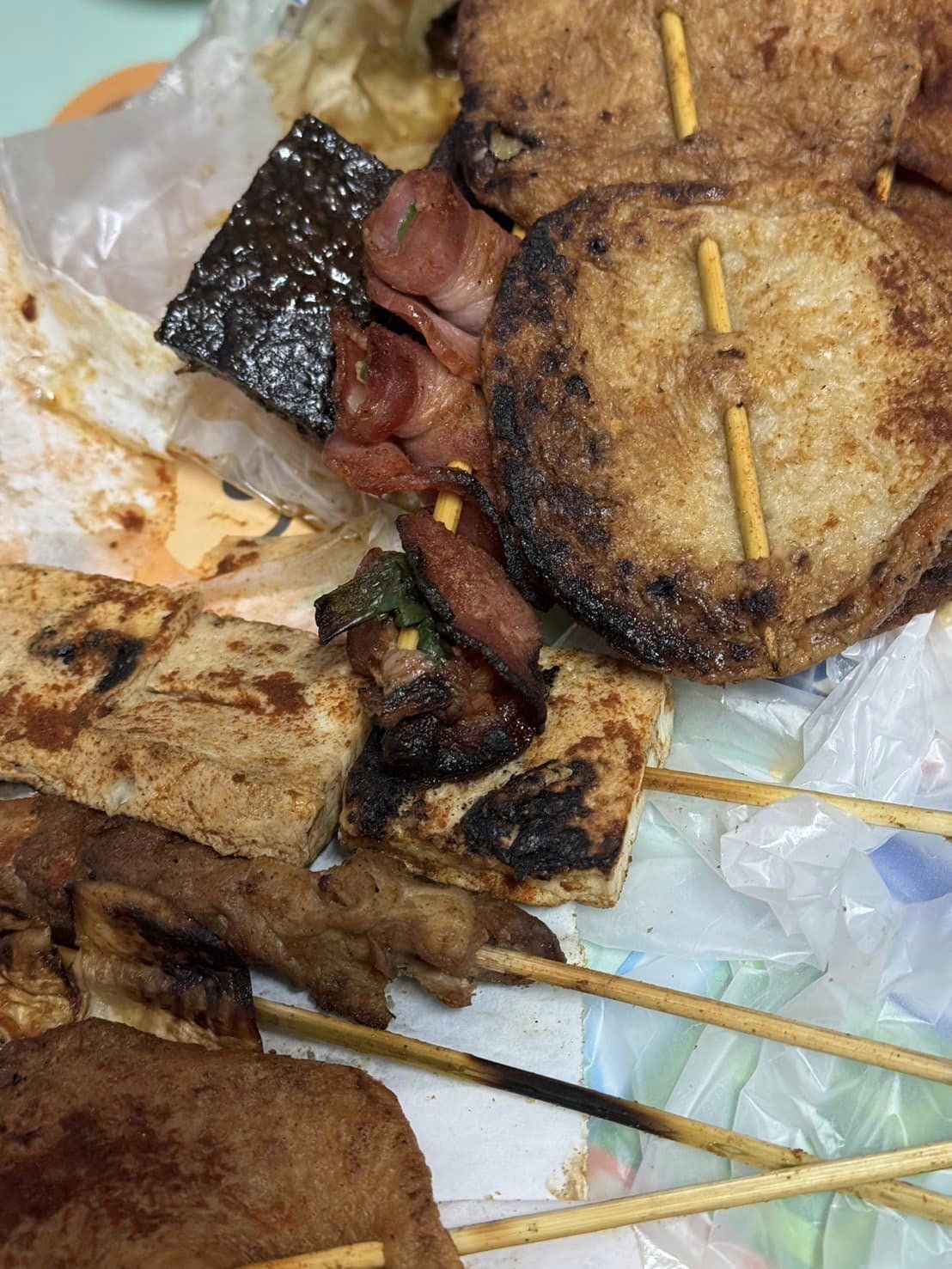 ▲網友表示雞屁股和大腸吃起來都是臭的、裡面是粉紅色沒有烤熟(圖:記者 陳宜汶 翻攝)