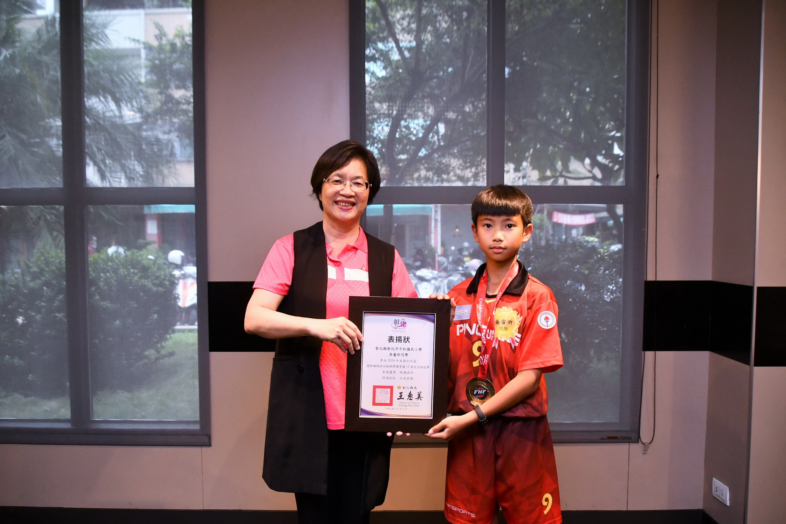 ▲彰化縣平和國小曲棍球隊參加今年「美國加州盃曲棍球分齡錦標賽」，勇奪12歲混合組世界冠軍，縣長王惠美邀請小將共進午餐表。（記者張溎壕攝）