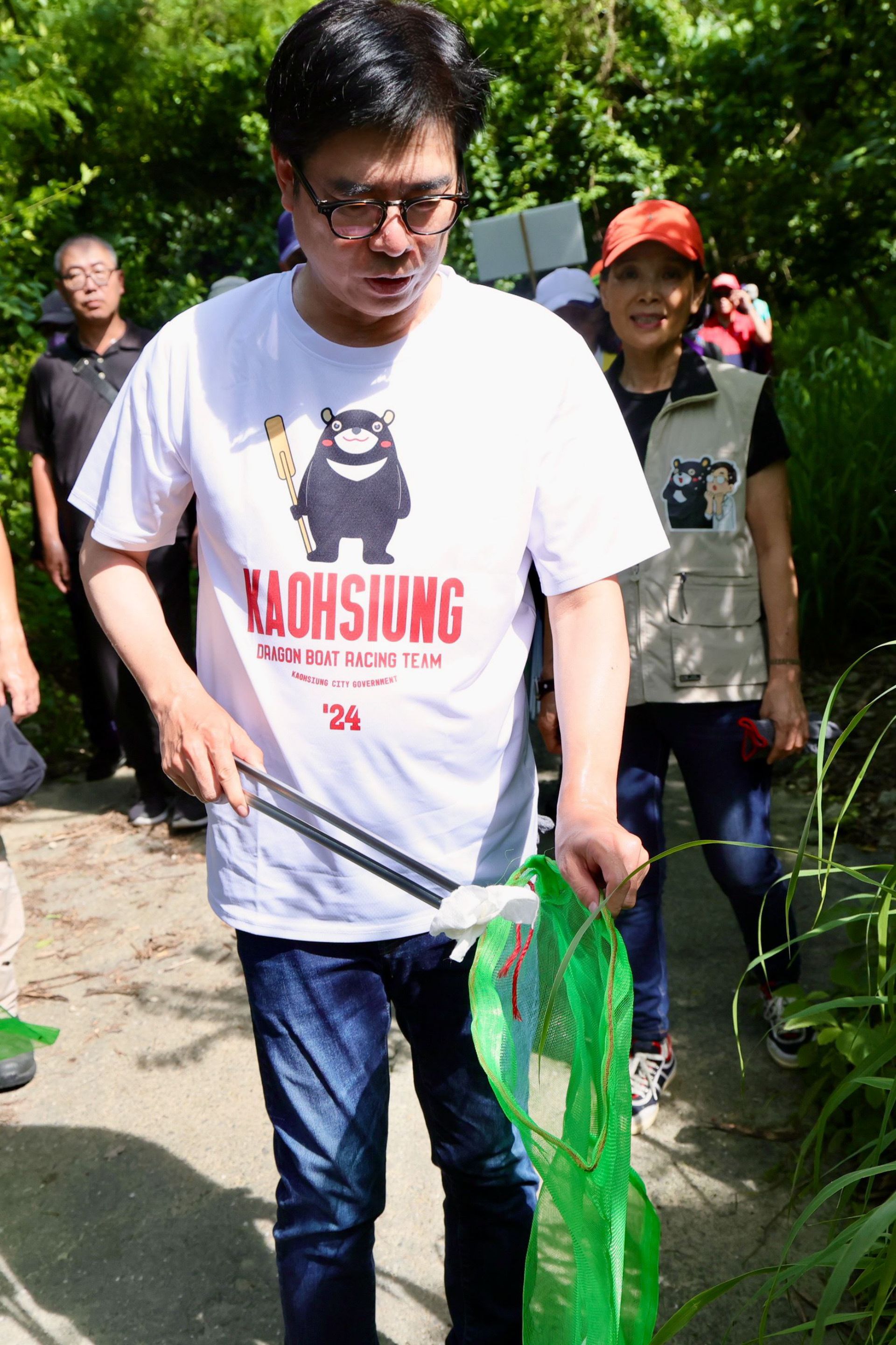 陳其邁及彭啓明部長帶領大批環保志工及民眾一起淨山、健行,共同打造永續山林環境
