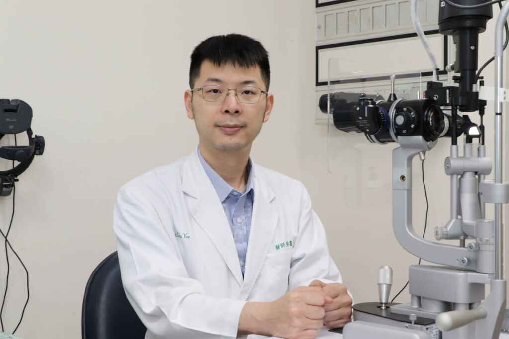 ▲仁愛長庚合作聯盟醫院眼科彭書彥主任強調,夏天有許多民眾喜歡到海邊或游泳池戲水,千萬要小心水中可能有細菌。(仁愛長庚合作聯盟醫院提供)