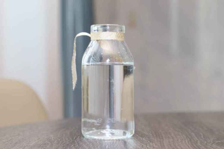 ▲炎熱天氣在冷氣房易使淚水快速蒸發，上班族需長時間看電腦螢幕或戴隱形眼鏡，會造成乾眼症。改善方式可放一杯（瓶）水以增加空氣濕度。（示意圖／仁愛長庚合作聯盟醫院提供）