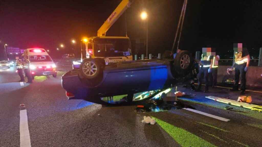 ▲國道3彰化段轎車自撞護欄翻車,女駕駛送醫搶救宣告不治。(民眾提供)