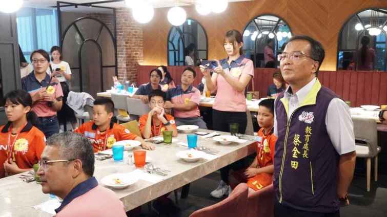 ▲邀請平和國小曲棍球隊選手、師長等人在西堤牛排彰化四維店共進午餐，期許他們繼續突破自我，再創佳績，為縣爭光。（記者林明佑翻攝）