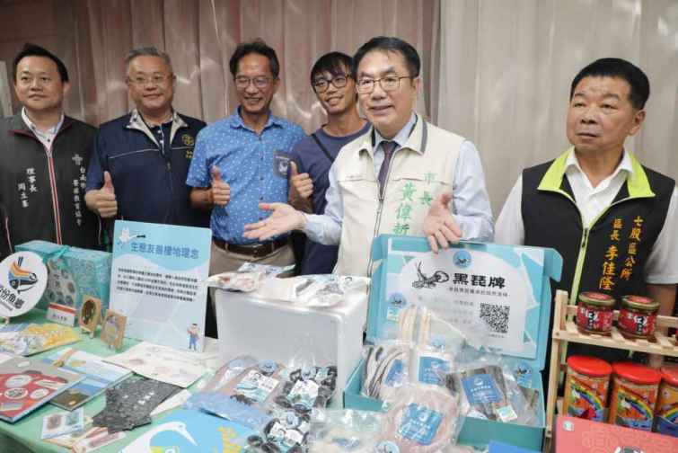 ▲佳里商圈店家及在地業者擺設的社區農漁特產約20攤，邀請遊客順道品嚐海鮮及購買伴手禮。（臺南市政府提供）