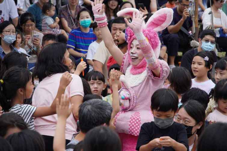 ▲如果兒童劇團《明星兔運動會》與臺下觀眾互動。（台中市文化局提供）