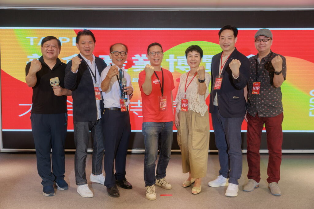 重量級嘉賓由左至右貓大爺、丸莊醬油副總經理莊偉中、鬍鬚張會長張永昌與食在力量協會夥伴